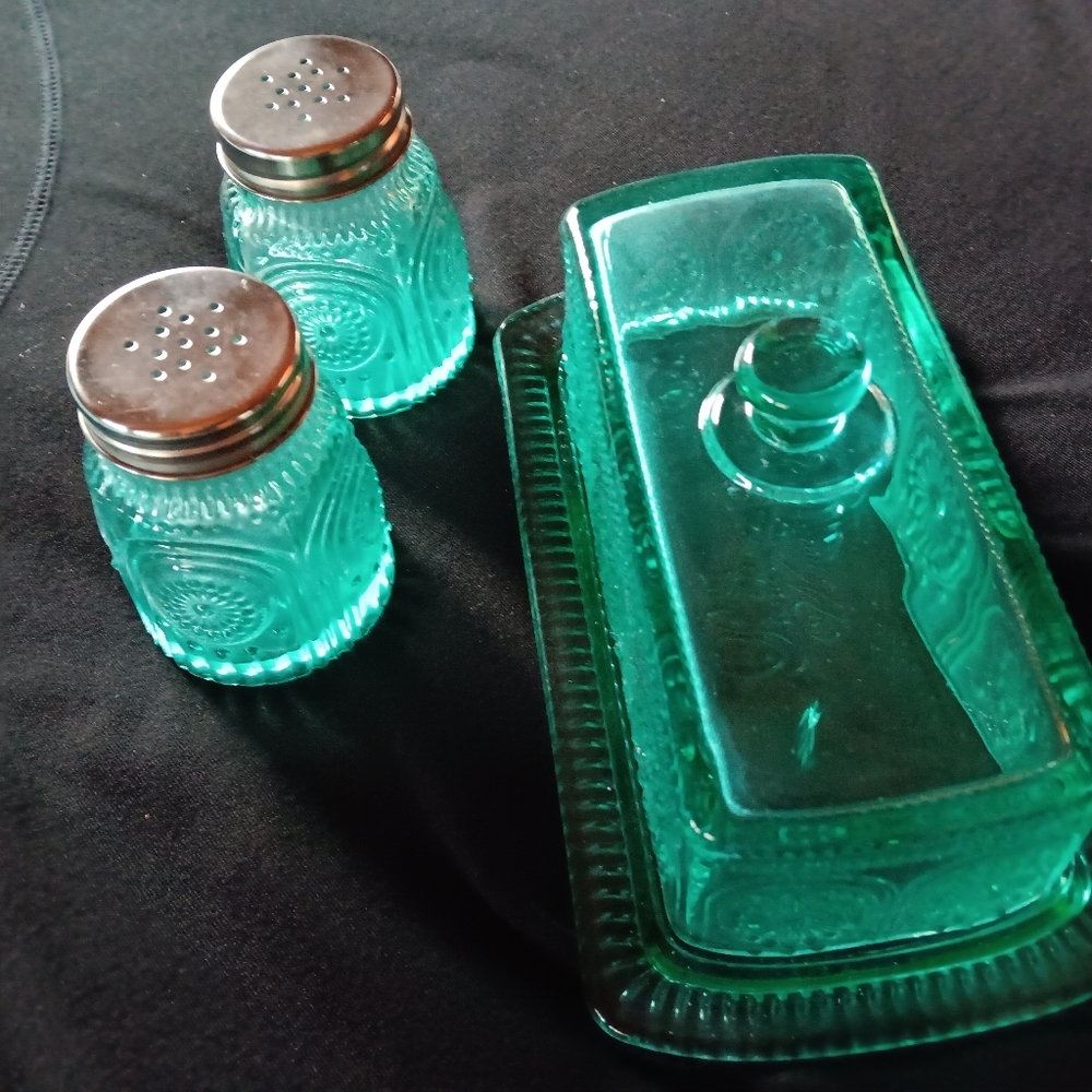 PIONEER WOMAN Madeline S&P Shakers and Butter Dish